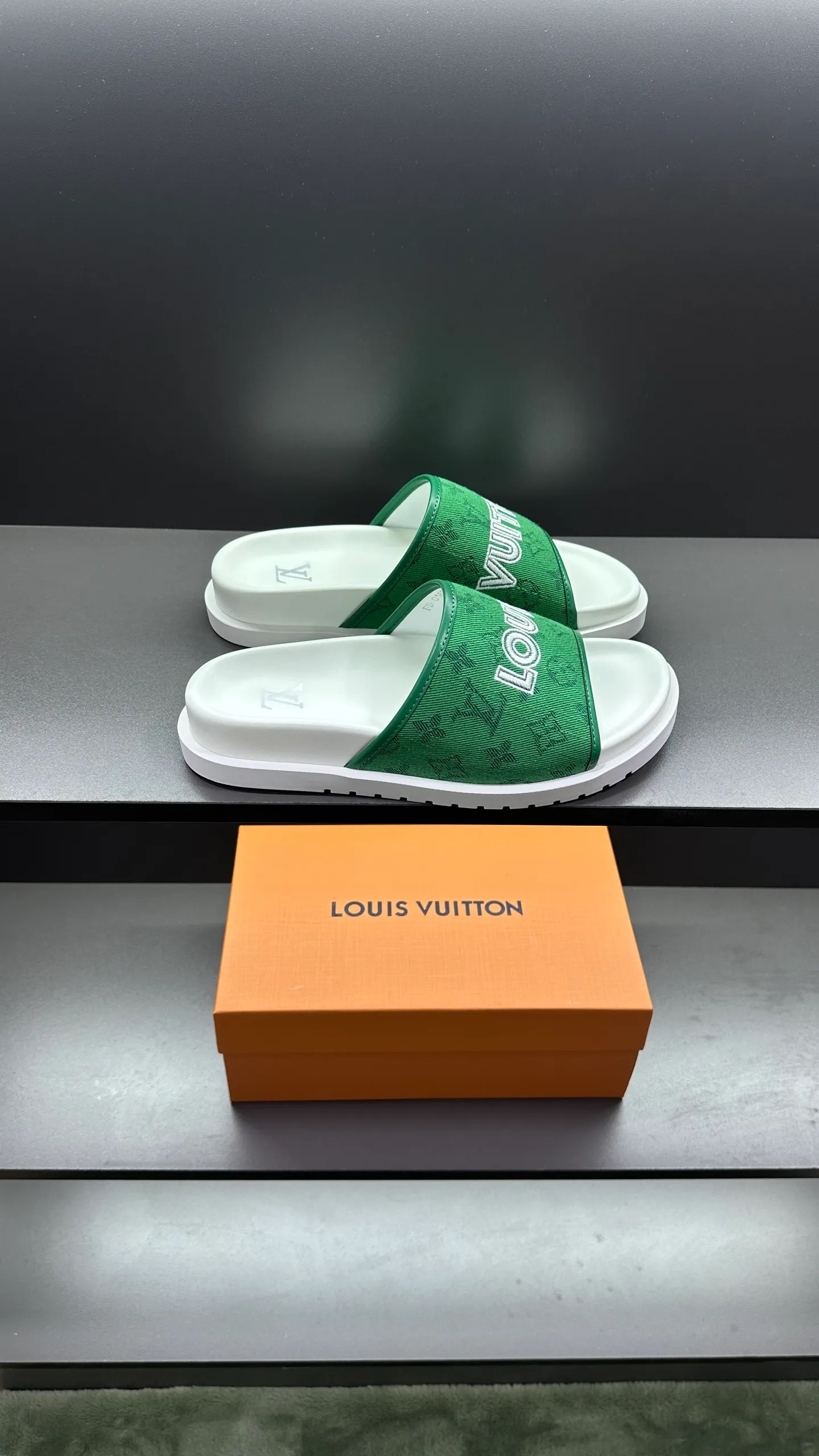 [L Home] P: 300💰Size: 38-45 Top purchasing lv men's summer slippers, classic presbyopia with soft real leather lining, unique color splicing effect, distinctive personality, fashionable and trendy essential style, light and comfortable. Lightweight and tough rubber insole, micro ridged foam outsole, super comfortable!